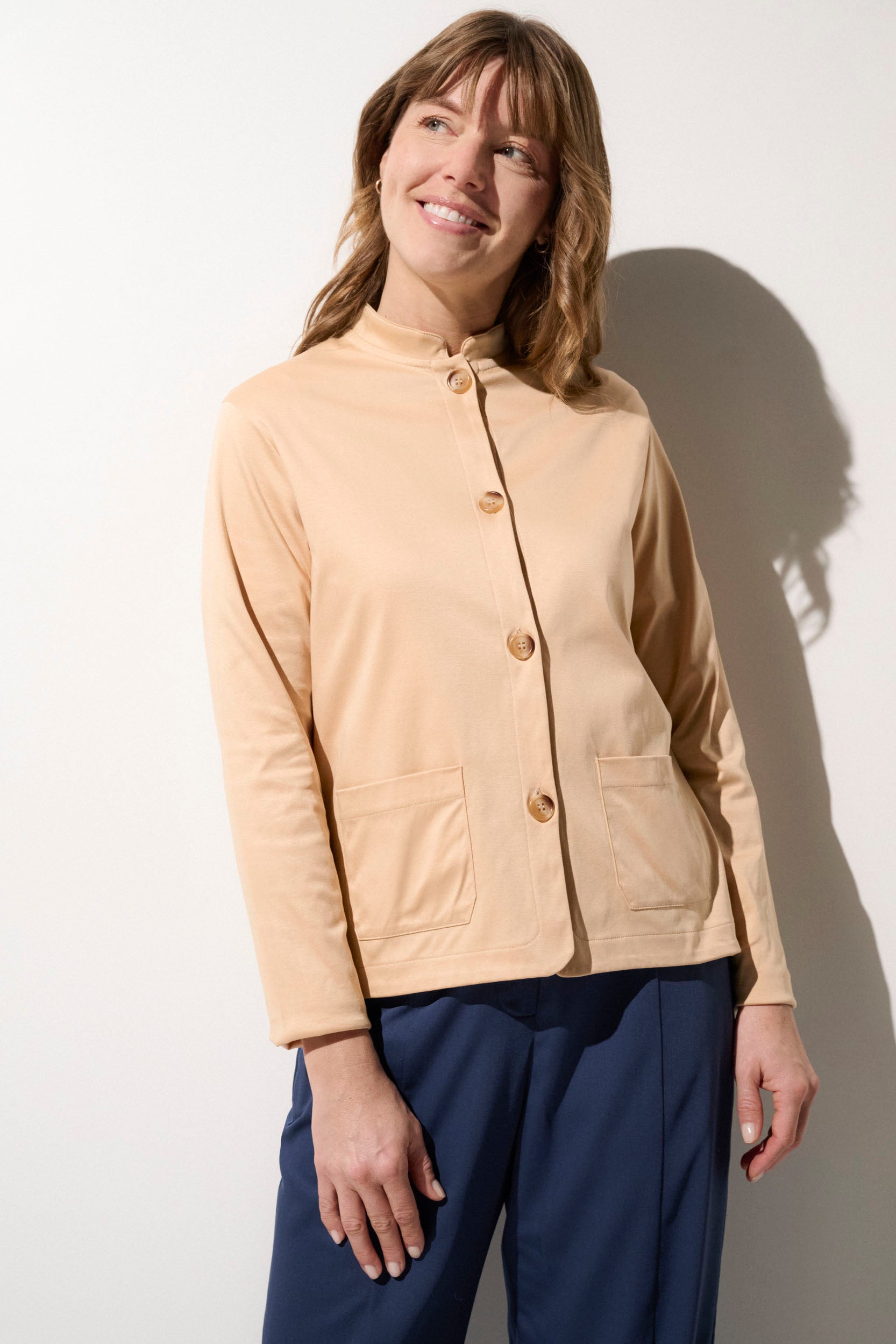 Cardigan anti-UV beige pour femme, léger et élégant, idéal pour une sortie en ville avec protection UPF50+.