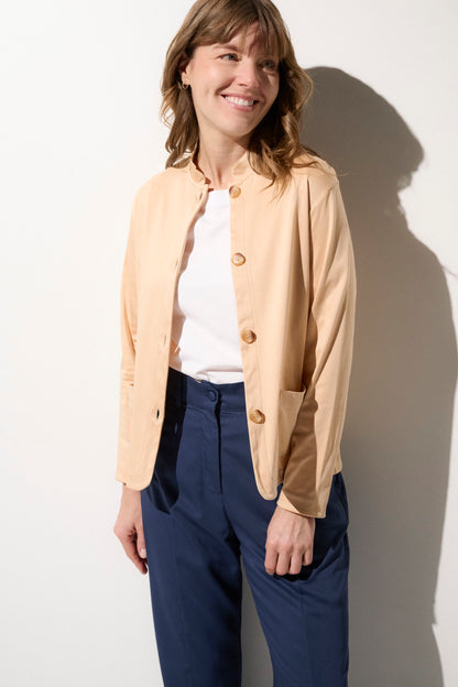 Cardigan anti-UV beige UPF50+ pour femme, confortable et élégant, idéal pour sorties en ville ou cafés au soleil.