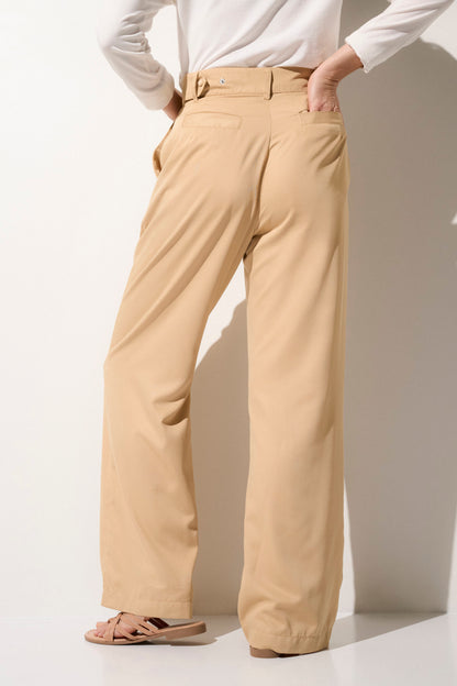 Pantalon anti-UV beige UPF50+ pour femme, élégant et léger, parfait pour une protection solaire quotidienne.