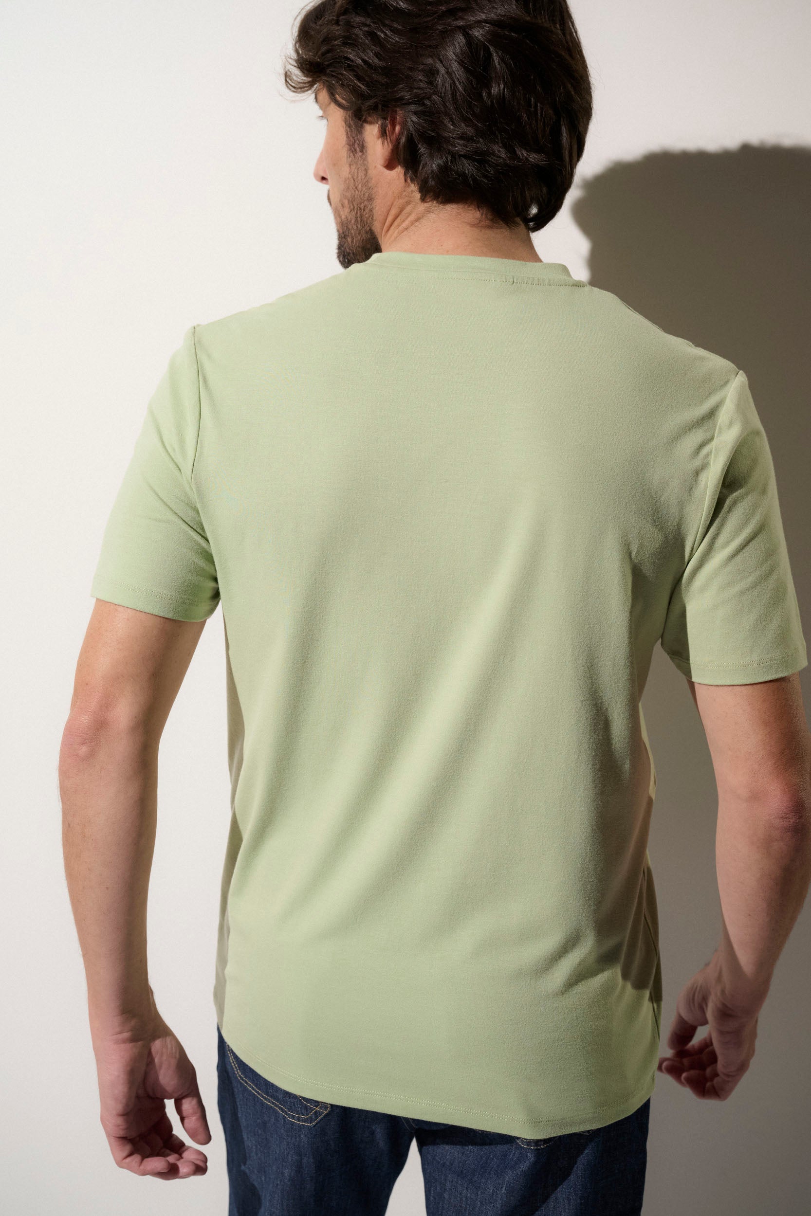 T-shirt anti-UV vert clair pour homme, léger et respirant, offrant une protection solaire UPF 50+.