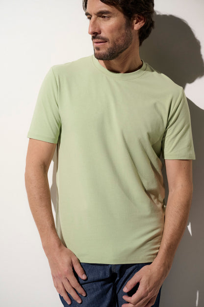 T-shirt anti-UV vert pâle pour homme, léger et confortable, offrant une protection solaire UPF 50+.