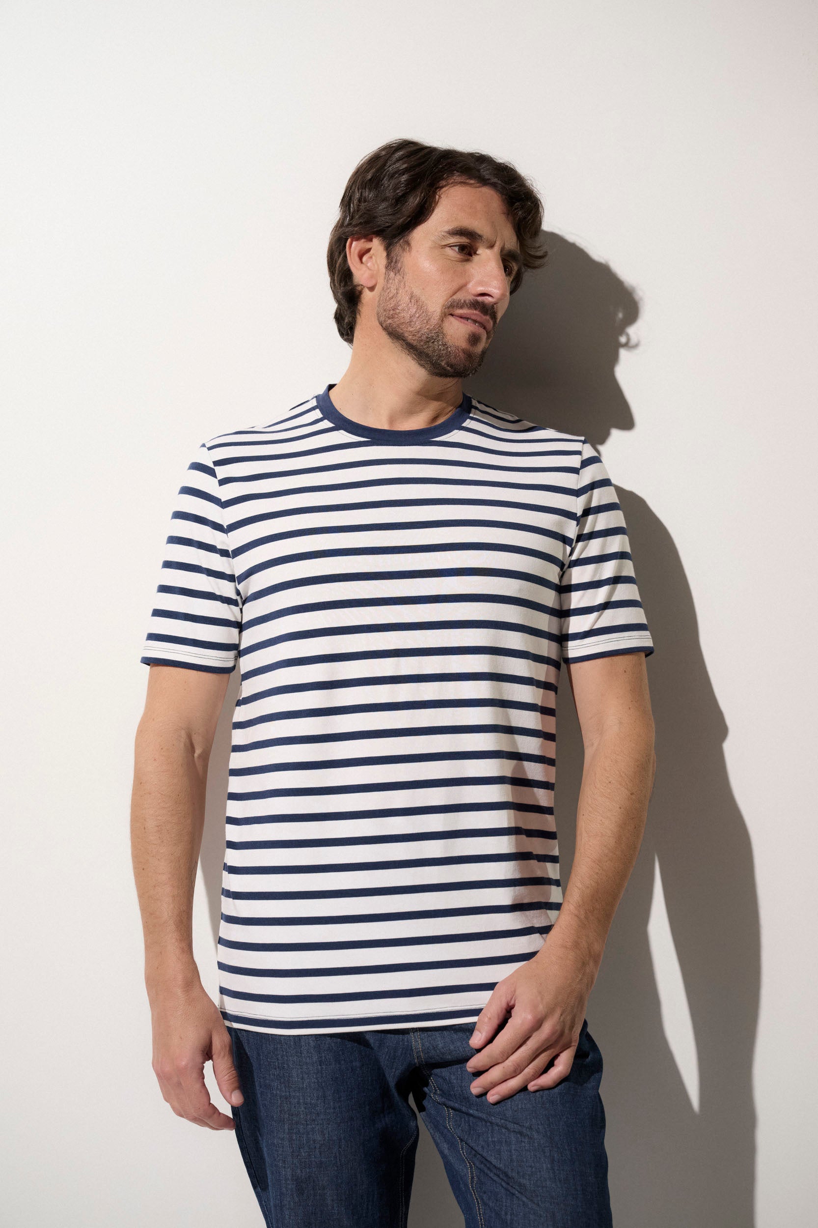 T-shirt anti-UV rayé pour homme, léger et confortable, UPF 50+, parfait pour des journées en plein air.