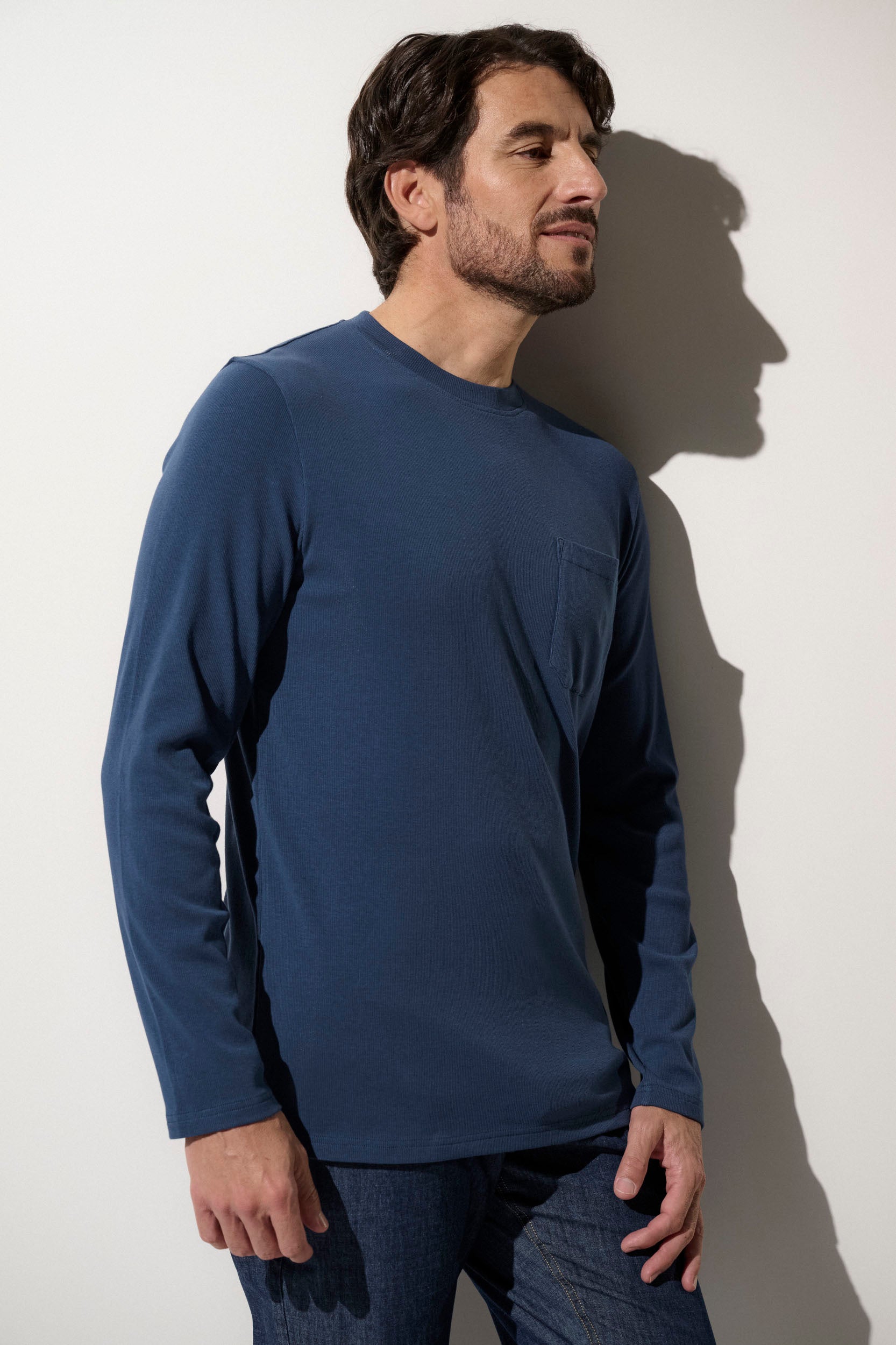 T-shirt anti-UV bleu pour homme, léger et respirant, protection solaire UPF50+ pour un usage quotidien.