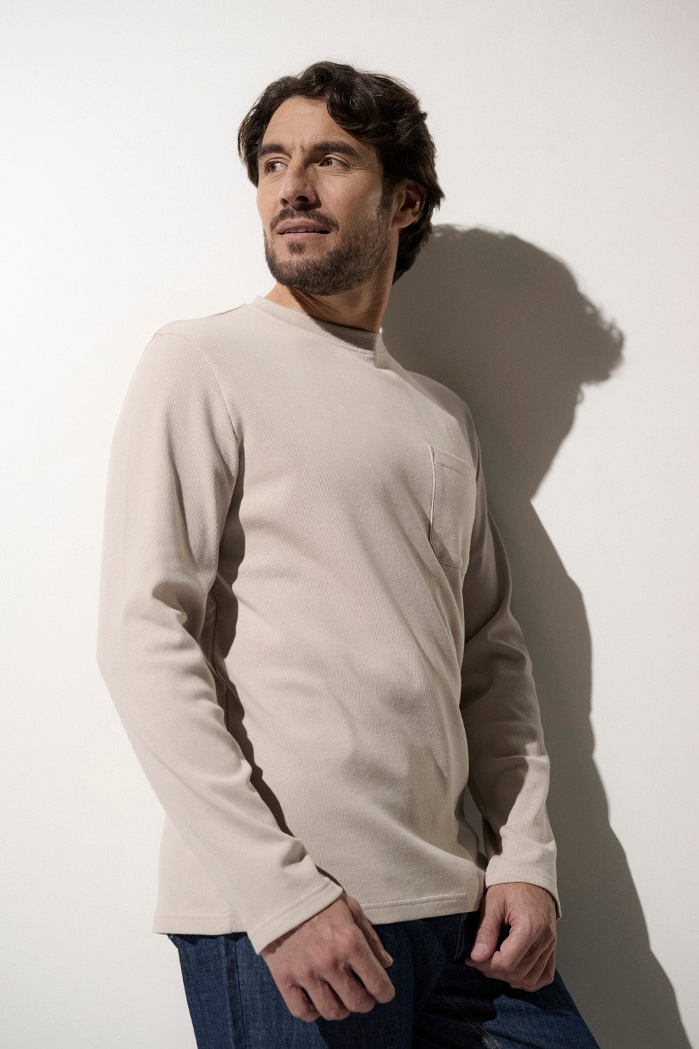 T-shirt anti-UV beige pour homme, léger et élégant, offrant une protection solaire UPF50+ au quotidien.