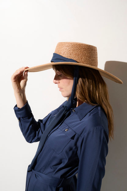 Chapeau anti-UV UPF50+ pour femme, élégant et léger, parfait pour se protéger du soleil lors d'une sortie estivale.