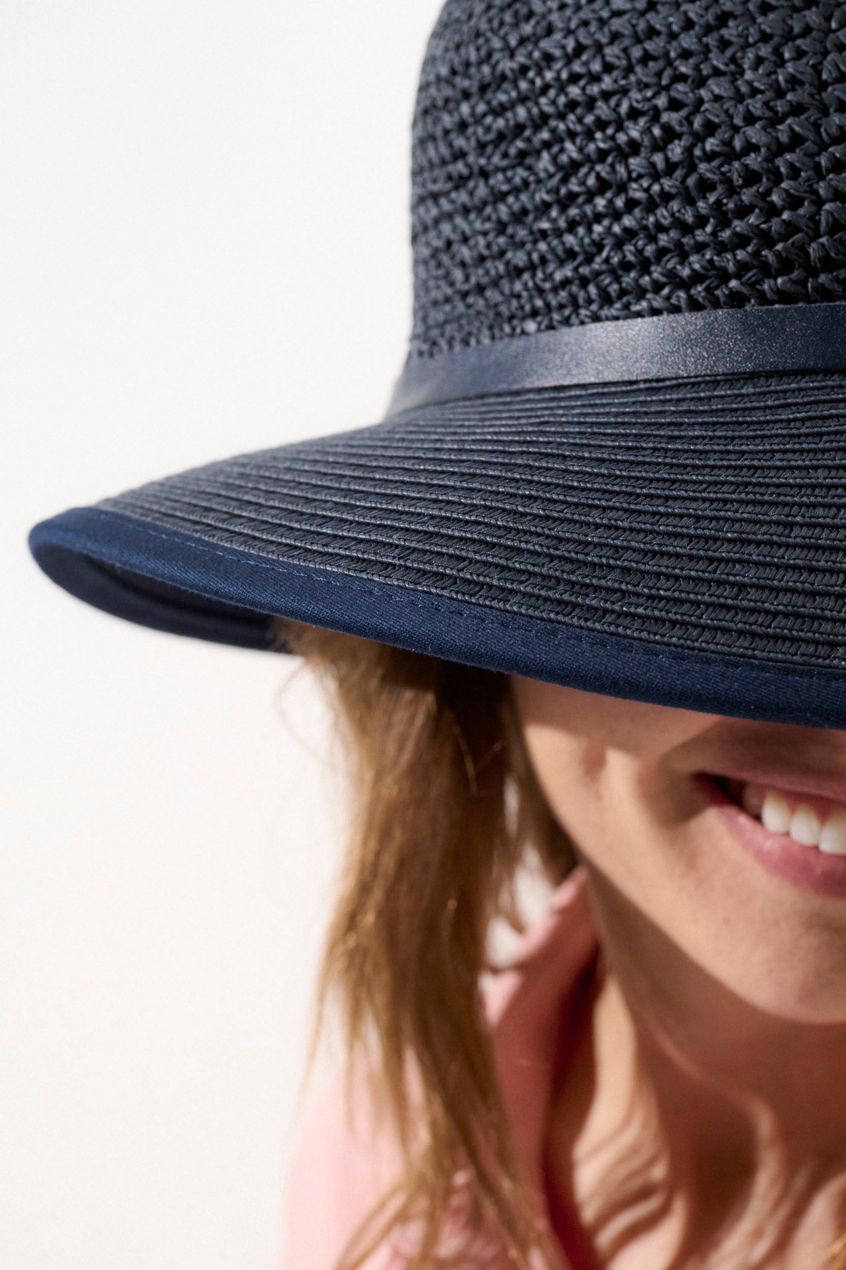 Chapeau anti-UV bleu marine UPF50+ pour femme, parfait pour se protéger du soleil lors d'activités en plein air.