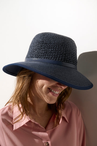 Chapeau anti-UV bleu marine pour femme, élégant et léger, offrant une protection solaire UPF50+ pour les activités en plein air.