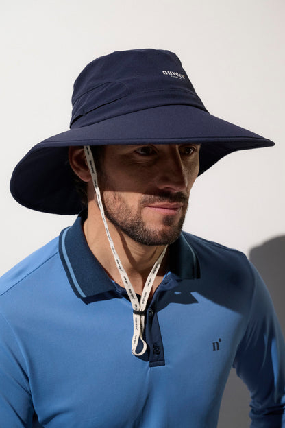 Chapeau anti-UV Nuvées bleu pour homme, léger et respirant, idéal pour le golf et les activités en plein air.