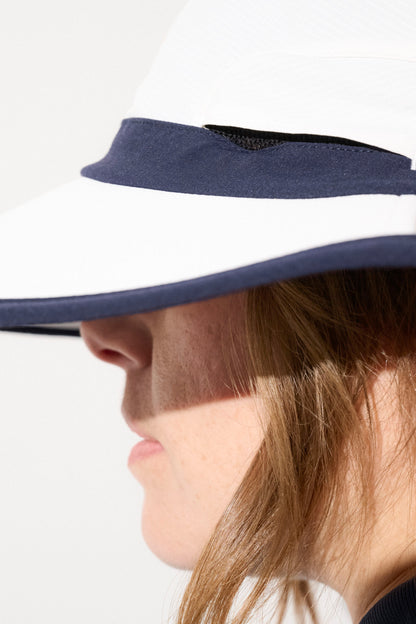 Chapeau anti-UV blanc et bleu pour femme, léger et respirant, offrant une protection solaire UPF50+.