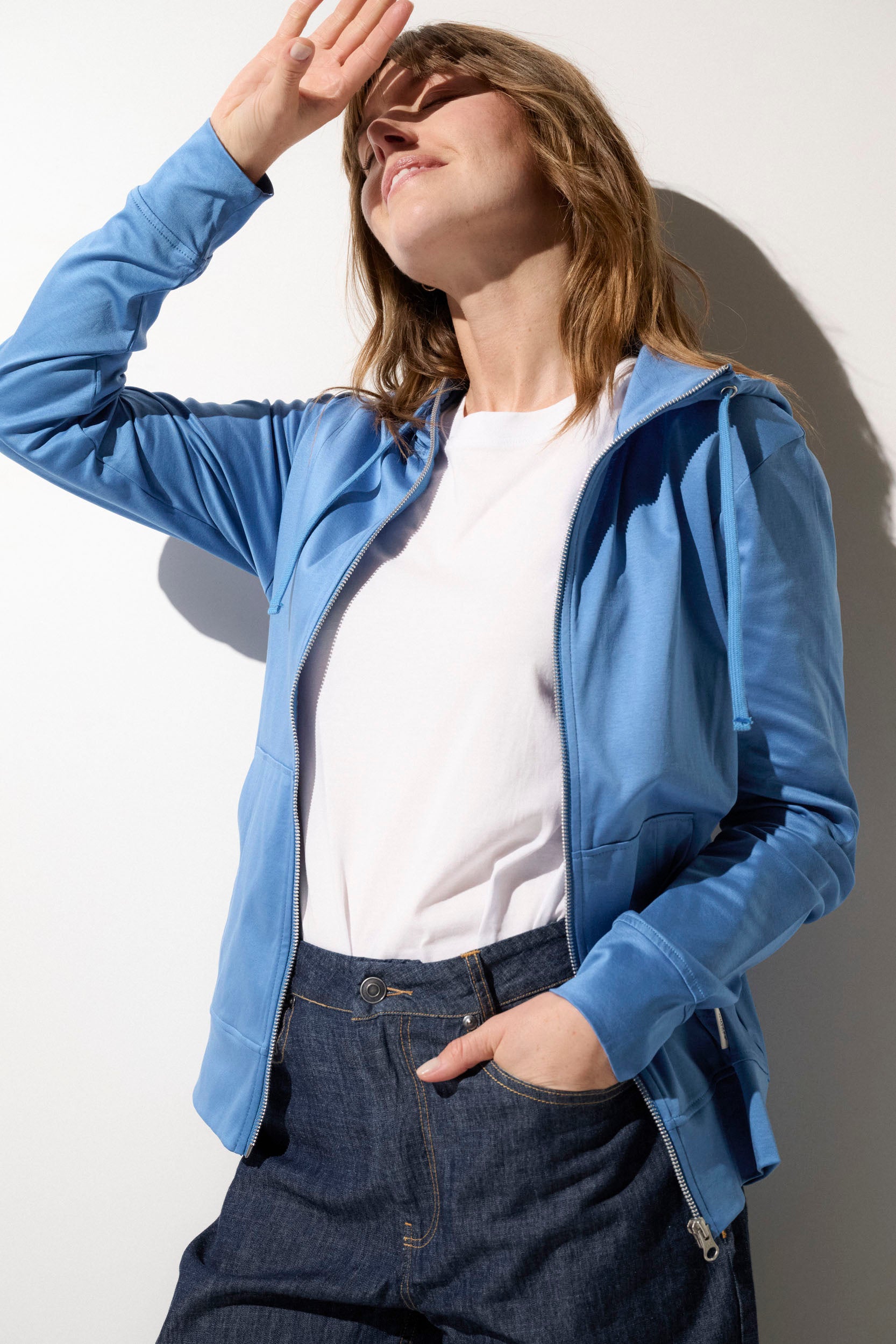 Sweat-shirt anti-UV bleu pour femme, léger et respirant, offrant protection solaire UPF50+ idéal pour une journée décontractée.