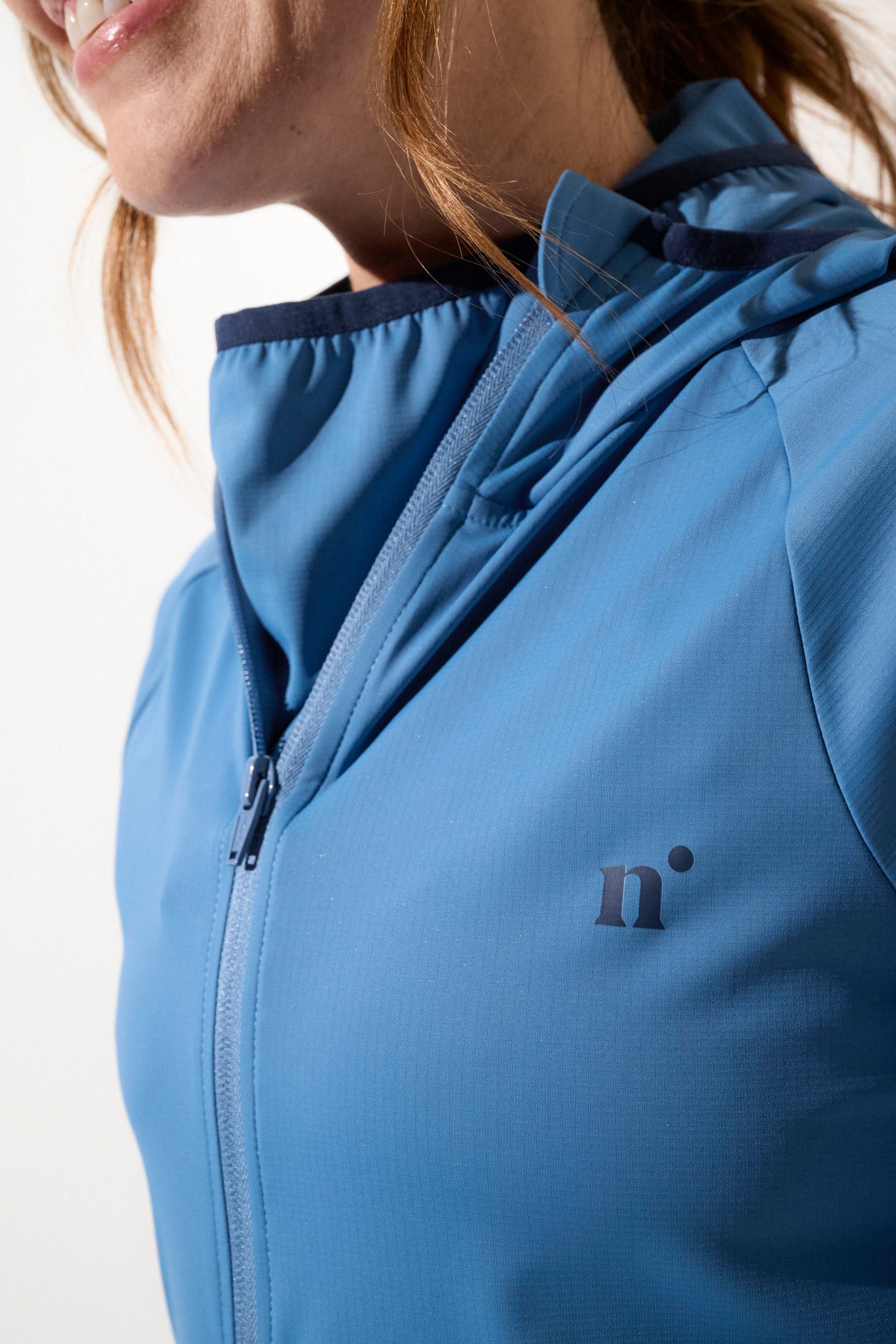 Veste anti-UV légère pour femme, couleur bleue, offrant une protection solaire UPF50+, idéale pour les activités en plein air.