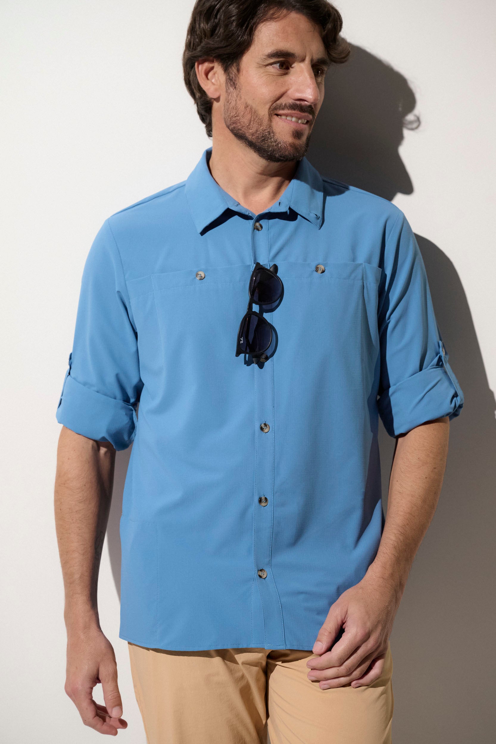 Chemise anti-UV bleue pour homme, légère et confortable, idéale pour les aventures en plein air avec protection UPF 50+.