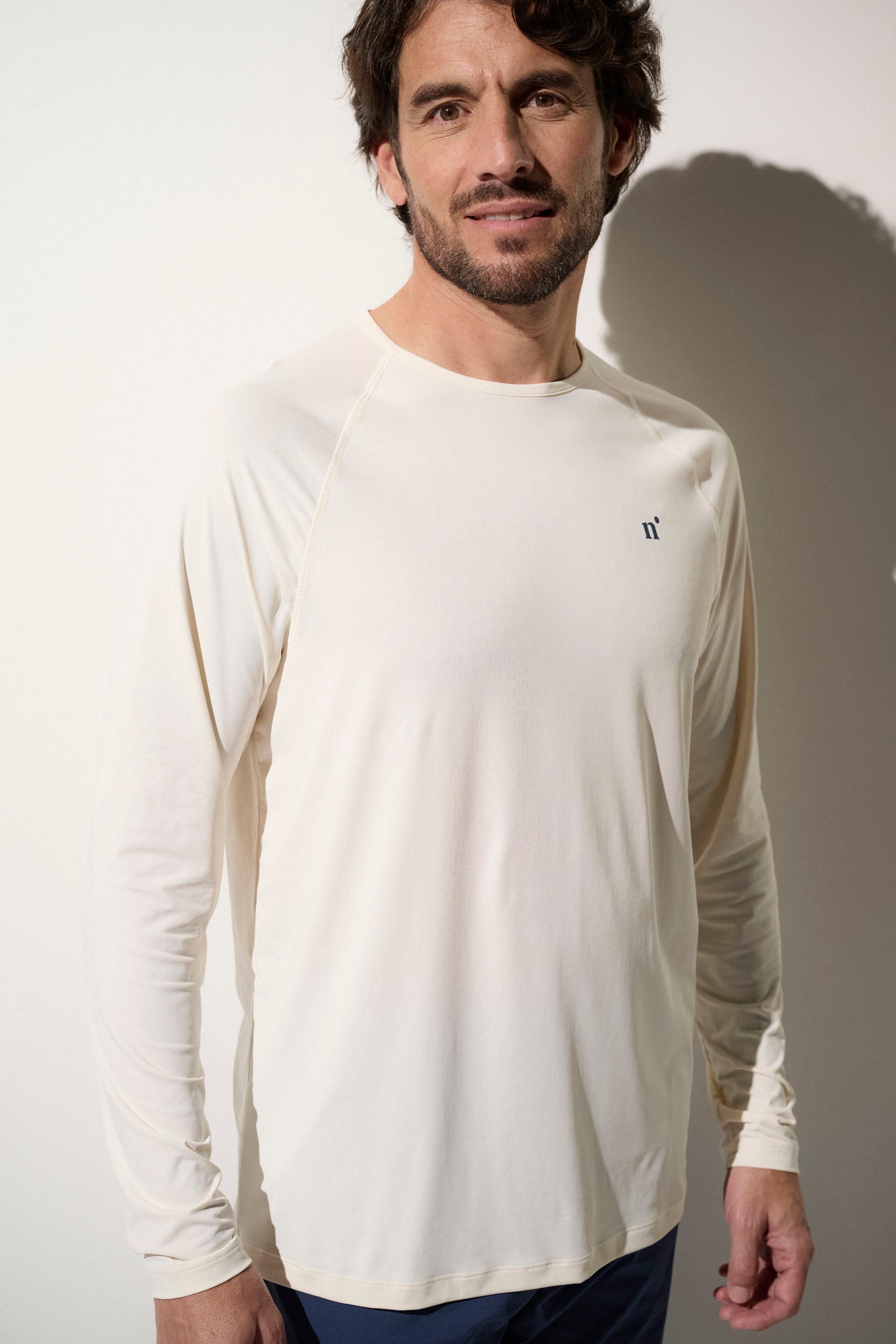 T-shirt anti-UV blanc UPF50+ pour homme, léger et respirant, parfait pour le sport en extérieur.