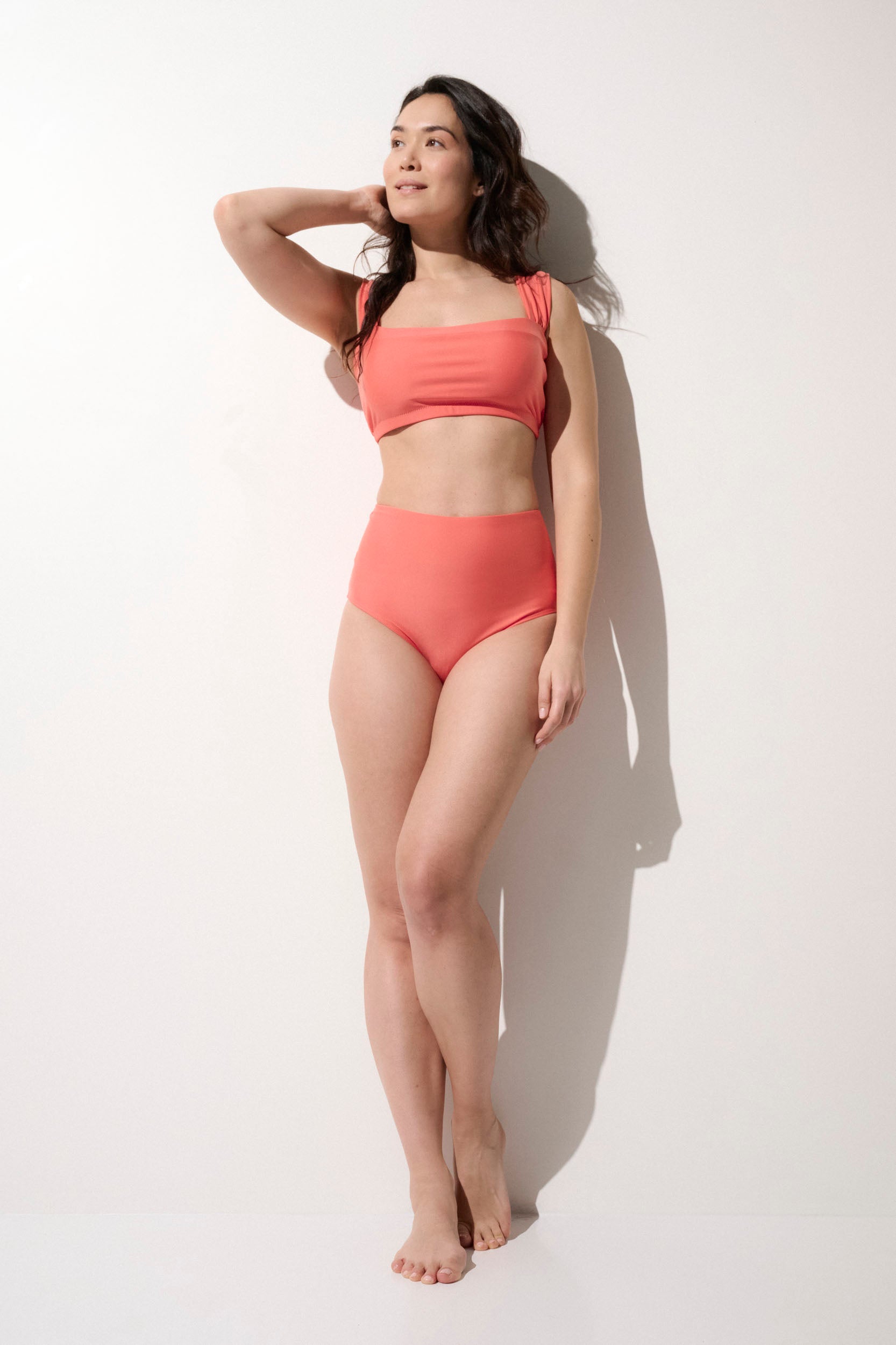 Haut de maillot de bain anti-UV rose pour femme, UPF50+, idéal pour la plage et la piscine.