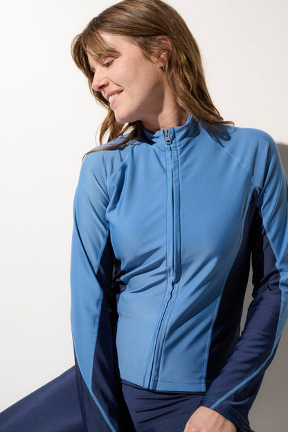 Veste de bain anti-UV bleue UPF50+ pour femme, légère et élégante, idéale pour activités aquatiques ensoleillées.