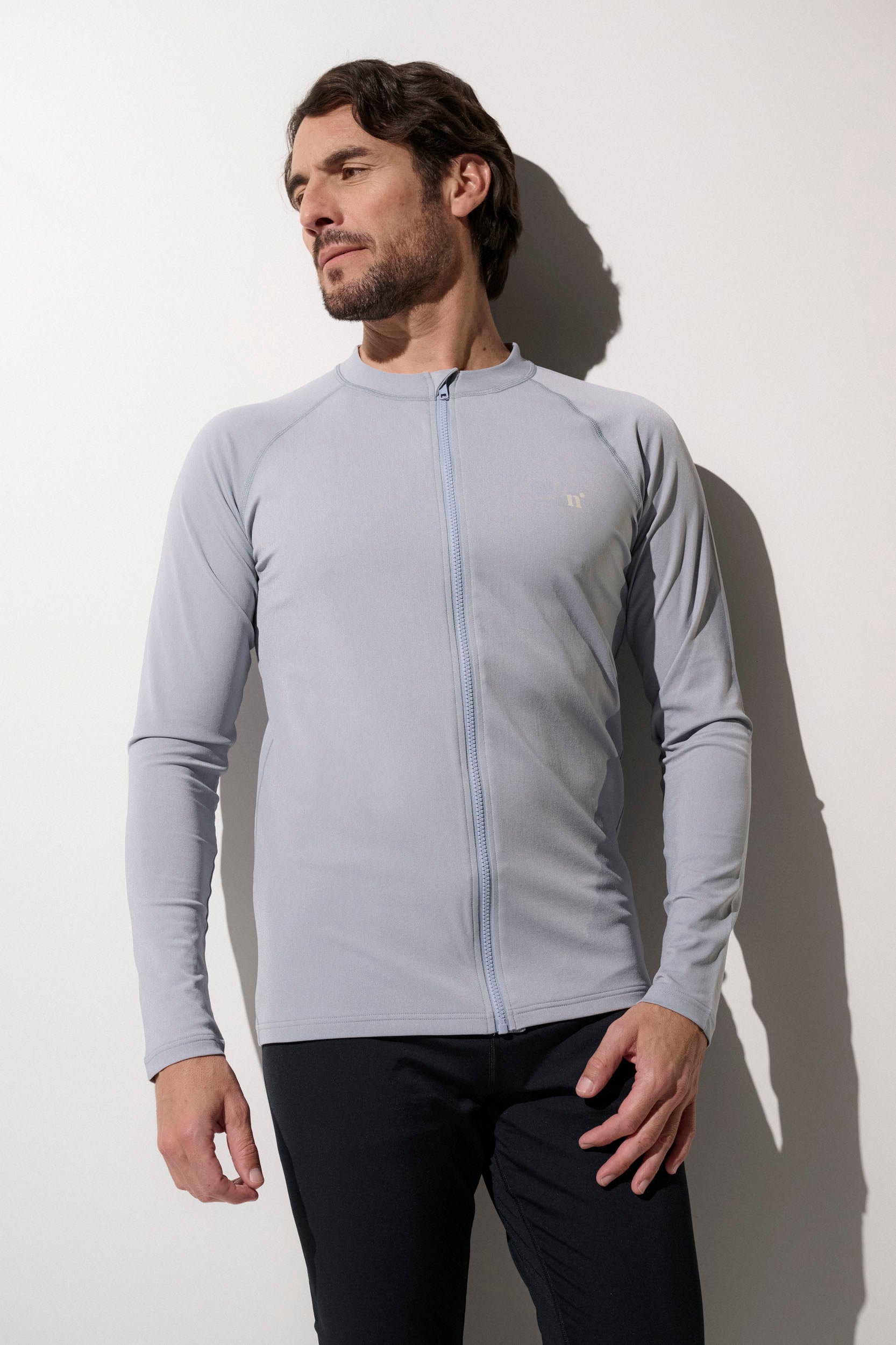 Veste de bain anti-UV en lycra gris pour homme, UPF 50+, idéale pour les activités aquatiques et la protection solaire.