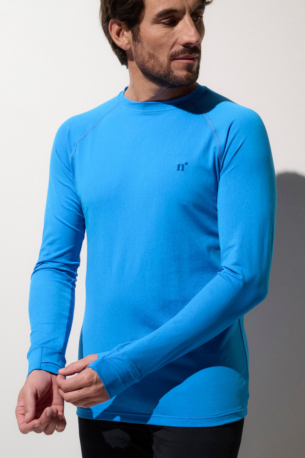 T-shirt de bain anti-UV bleu pour homme, manches longues, UPF 50+ pour protection solaire lors des activités aquatiques.