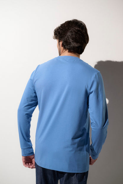 T-shirt anti-UV bleu pour homme, léger et confortable, avec protection UPF 50+ pour les activités en plein air.