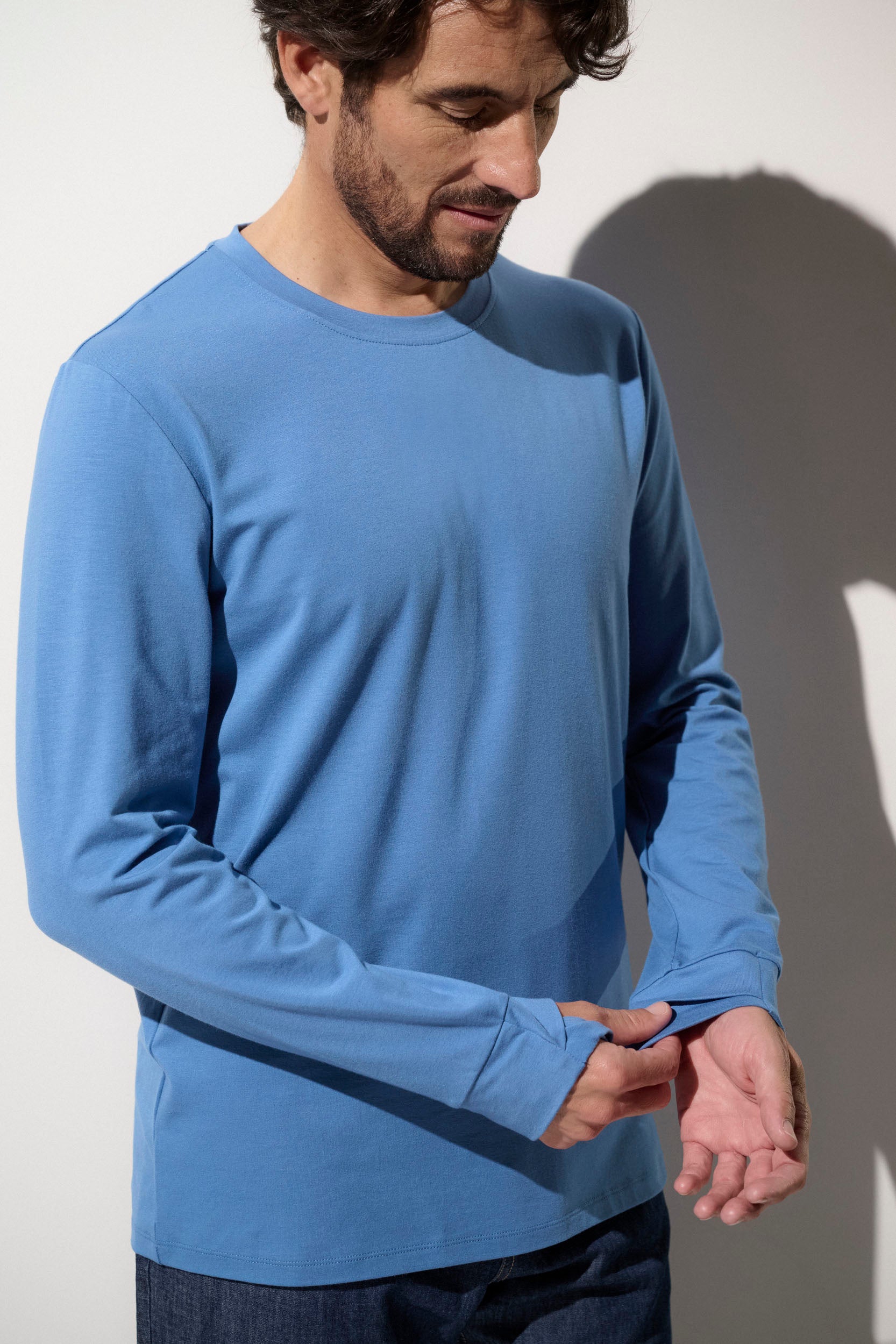 T-shirt anti-UV bleu pour homme, léger et respirant, protection solaire UPF 50+ pour activités en extérieur.