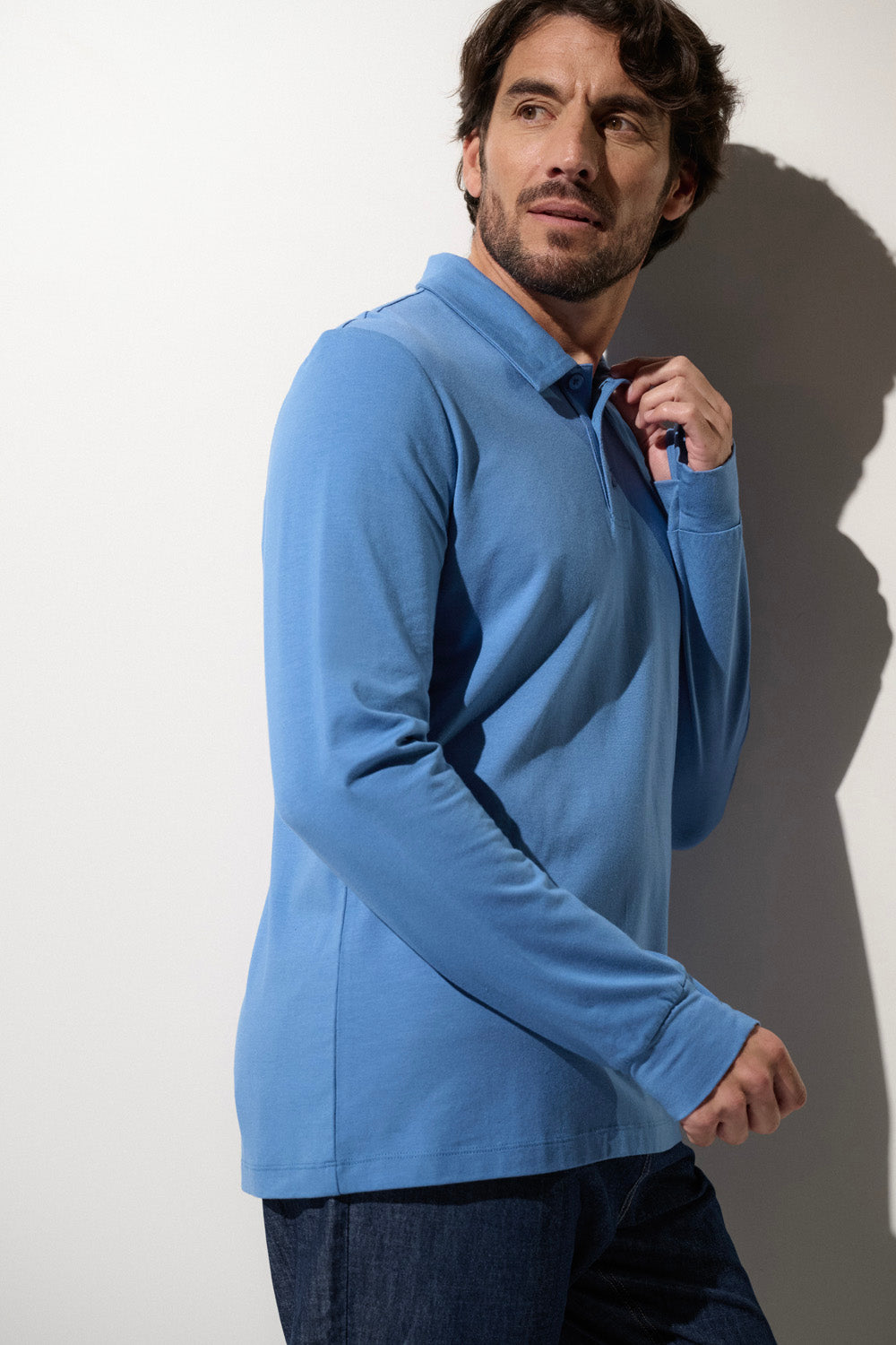 Polo anti-UV bleu pour homme, confortable et élégant, certifié UPF 50+ pour protection solaire quotidienne.