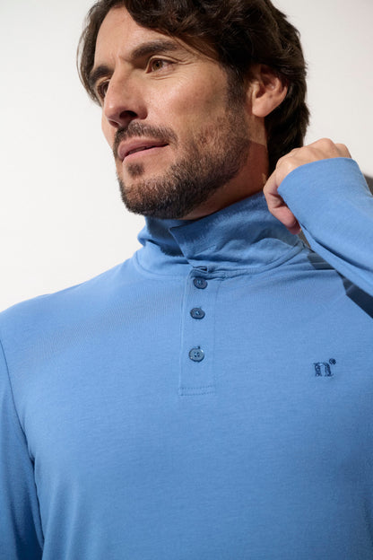 Polo anti-UV bleu à manches longues pour homme, UPF 50+, tissu léger et élégant pour la protection solaire quotidienne.