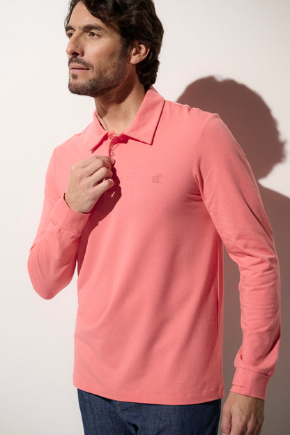 Polo anti-UV à manches longues pour homme, coloris corail, certifié UPF 50+ pour une protection solaire efficace.