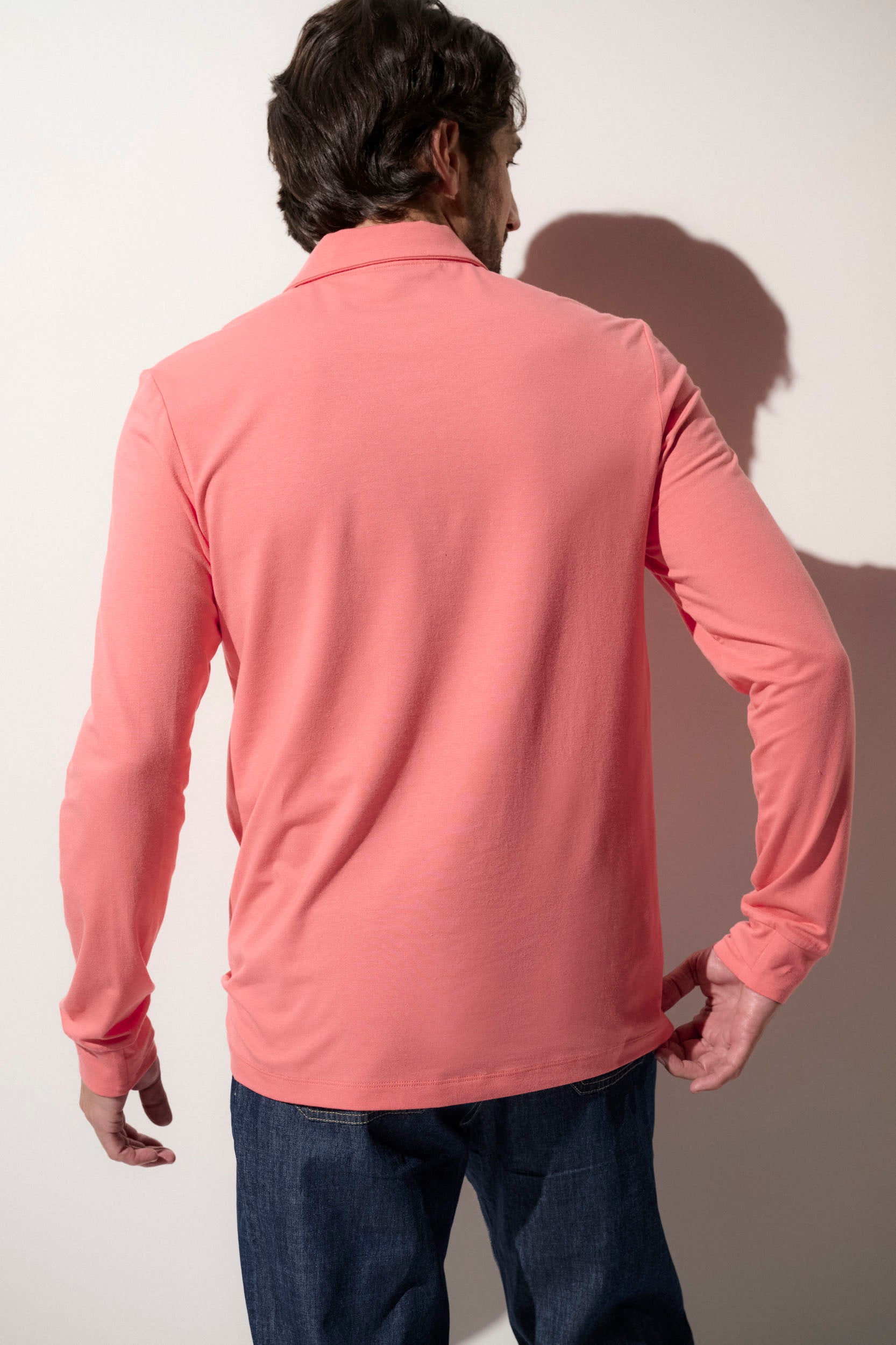 Polo anti-UV pour homme, manches longues, couleur corail, certifié UPF 50+ pour une protection solaire efficace.