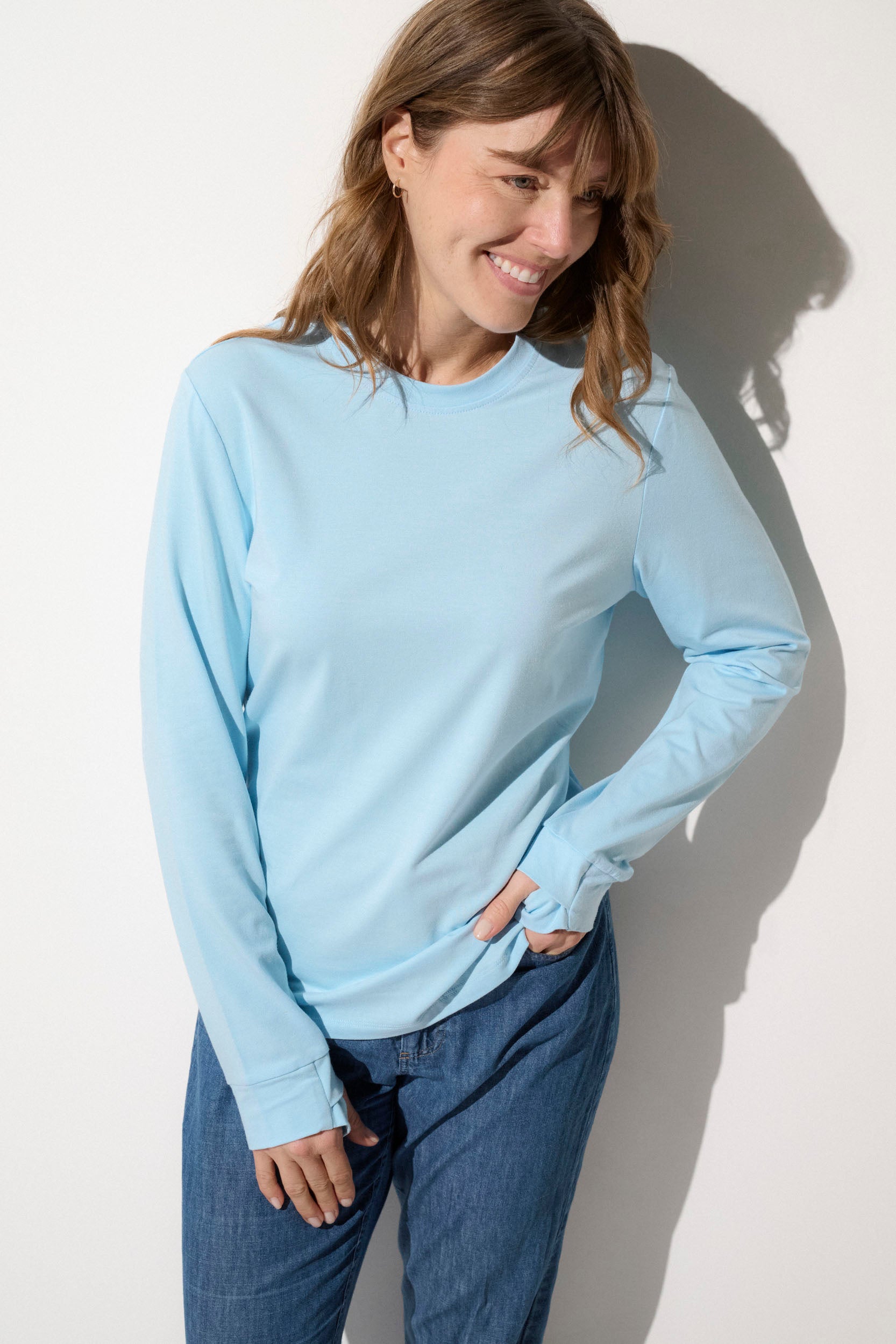 T-shirt anti-UV bleu clair UPF50+ pour femme, léger et confortable, idéal pour les activités en extérieur.