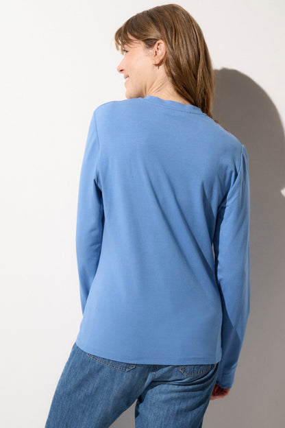 T-shirt anti-UV bleu à manches longues pour femme, léger et confortable, idéal pour la protection solaire quotidienne avec UPF 50+.