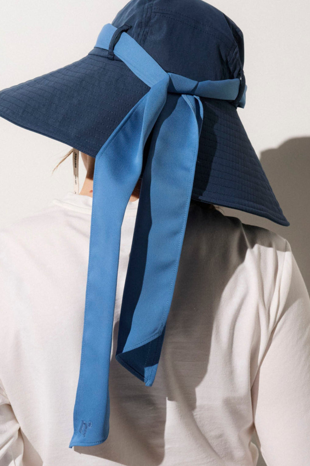 Foulard anti-UV bleu pour femme, léger et élégant, conçu pour une protection solaire UPF50+ avec chapeaux Nuvées.