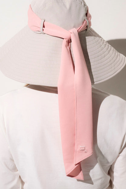 Foulard anti-UV rose macaron glacé pour femme, léger et élégant, conçu pour une protection solaire UPF50+ avec chapeaux Nuvées.