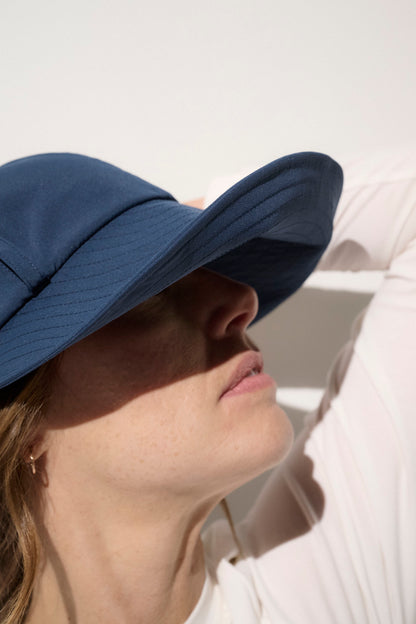 Casquette visière anti-UV bleue pour femme, légère et pliable, idéale pour une protection solaire lors d'activités extérieures.