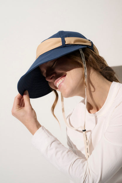 Casquette anti-UV bleu et beige UPF 50+ pour femme, légère, idéale pour se protéger du soleil lors d'activités en extérieur.