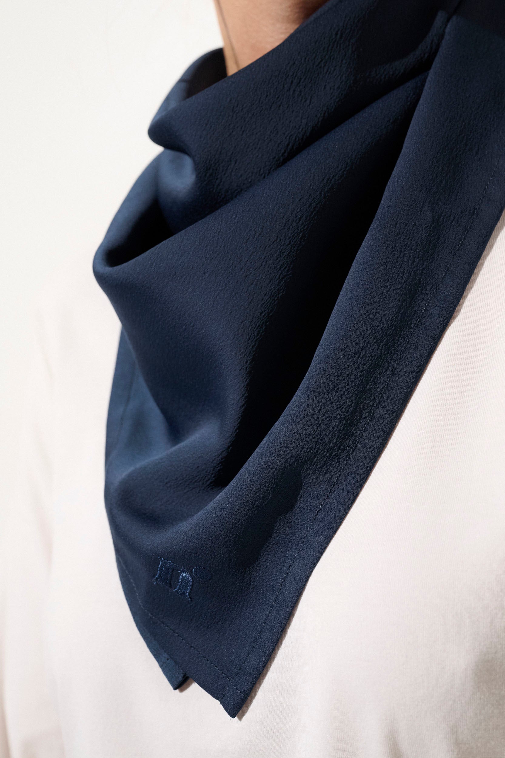 Foulard anti-UV bleu océan pour femme, élégant et léger, offrant protection solaire UPF 50+.