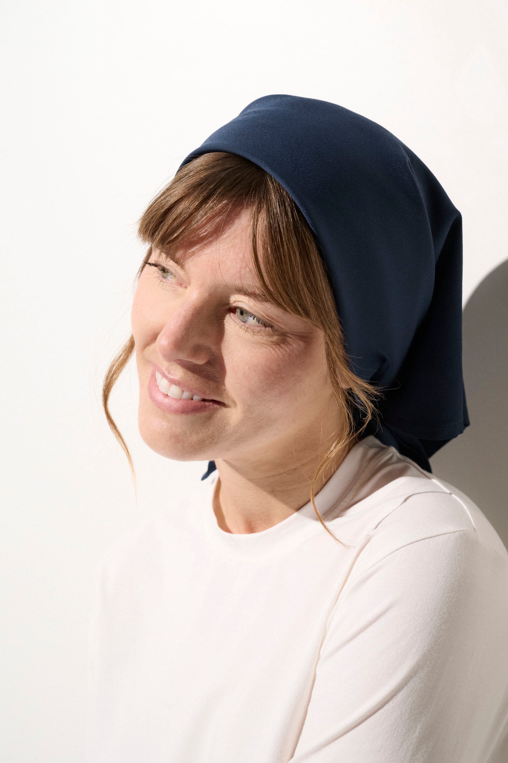 Foulard anti-UV bleu foncé pour femme, élégant et confortable, offrant une protection solaire UPF50+.