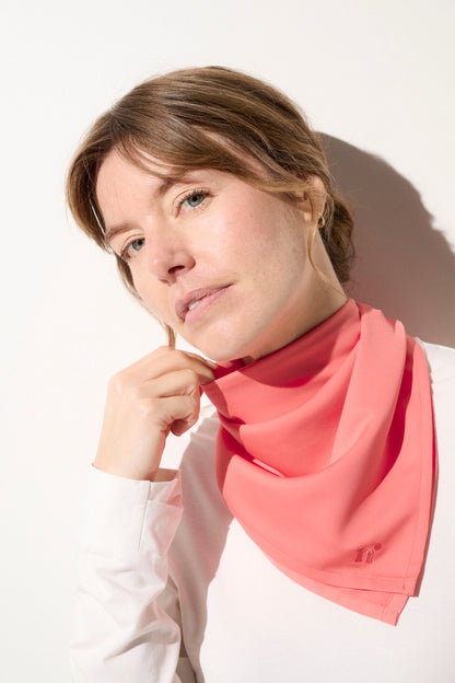 Foulard anti-UV rose pour femme, UPF50+, idéal pour la protection solaire lors des journées ensoleillées.