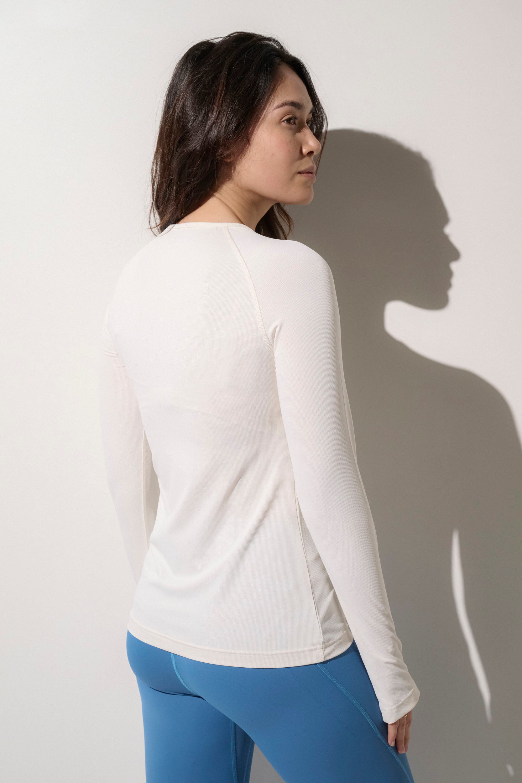 T-shirt anti-UV blanc pour femme, manches longues, léger, idéal pour le sport en extérieur, protection solaire UPF50+.