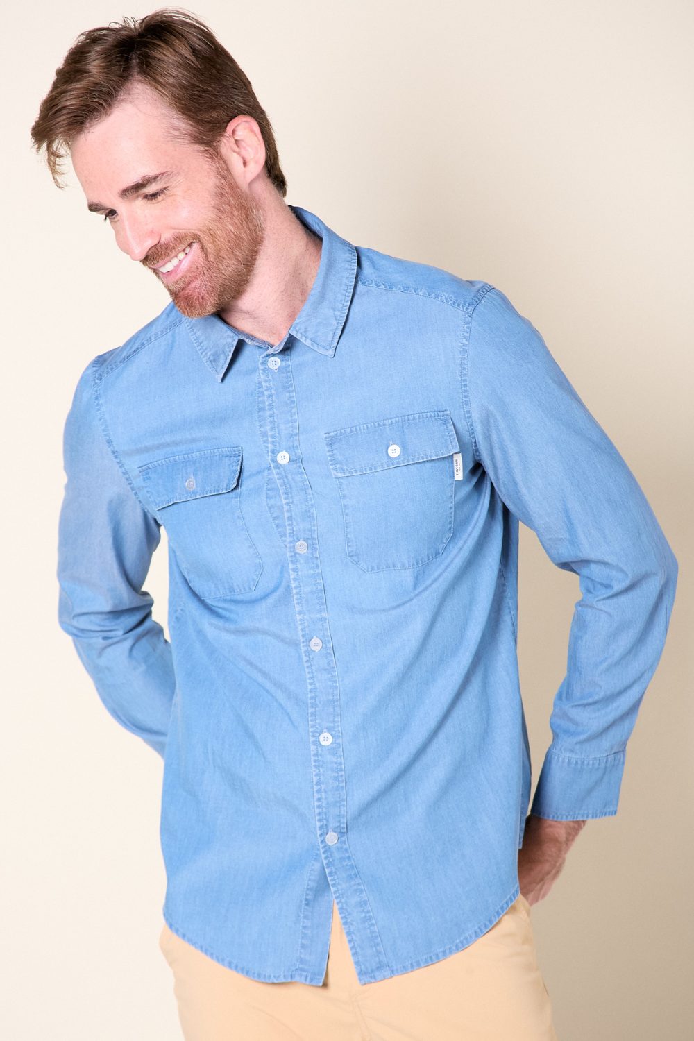 Chemise anti-UV en denim clair pour homme, légère, avec protection solaire UPF40+ pour activités en extérieur.