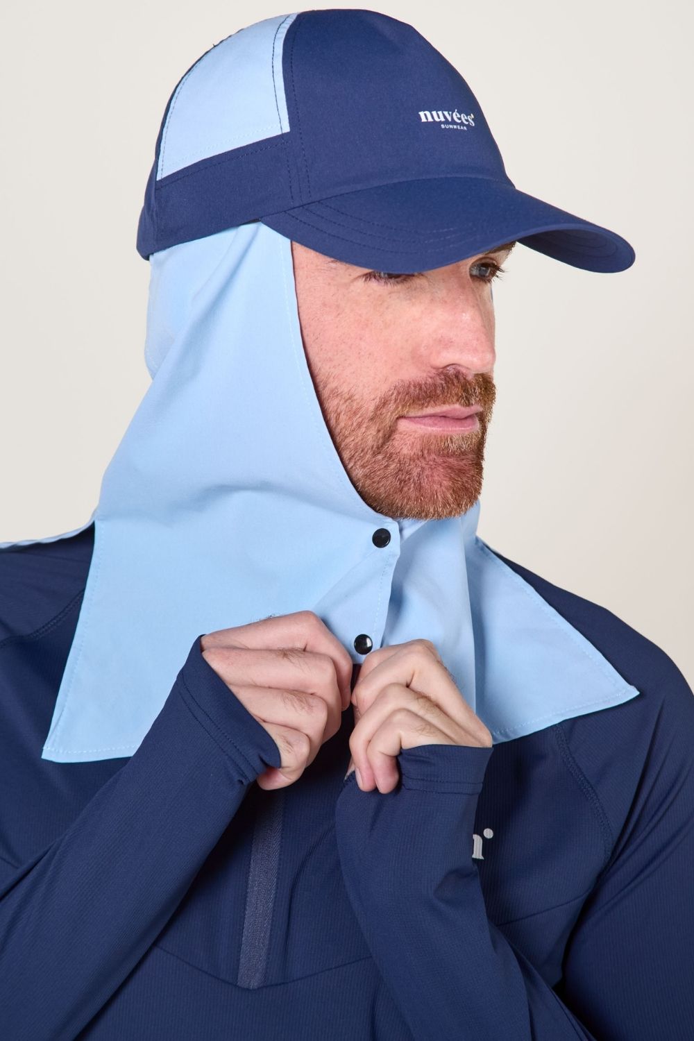 Casquette anti-UV bleue avec protection pour le cou, idéale pour les activités de plein air.