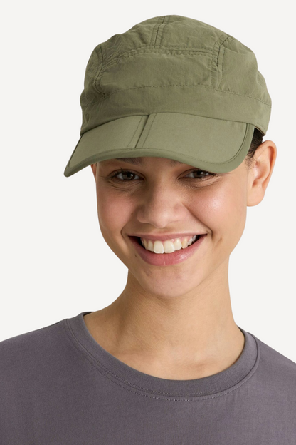 Casquette anti-UV olive UPF 50+ pour femme, idéale pour la protection solaires lors d'activités de plein air.