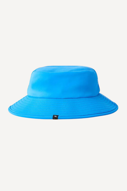 Chapeau de bain anti-UV bleu UPF 50+ pour enfants, léger et stylé pour se protéger au soleil.