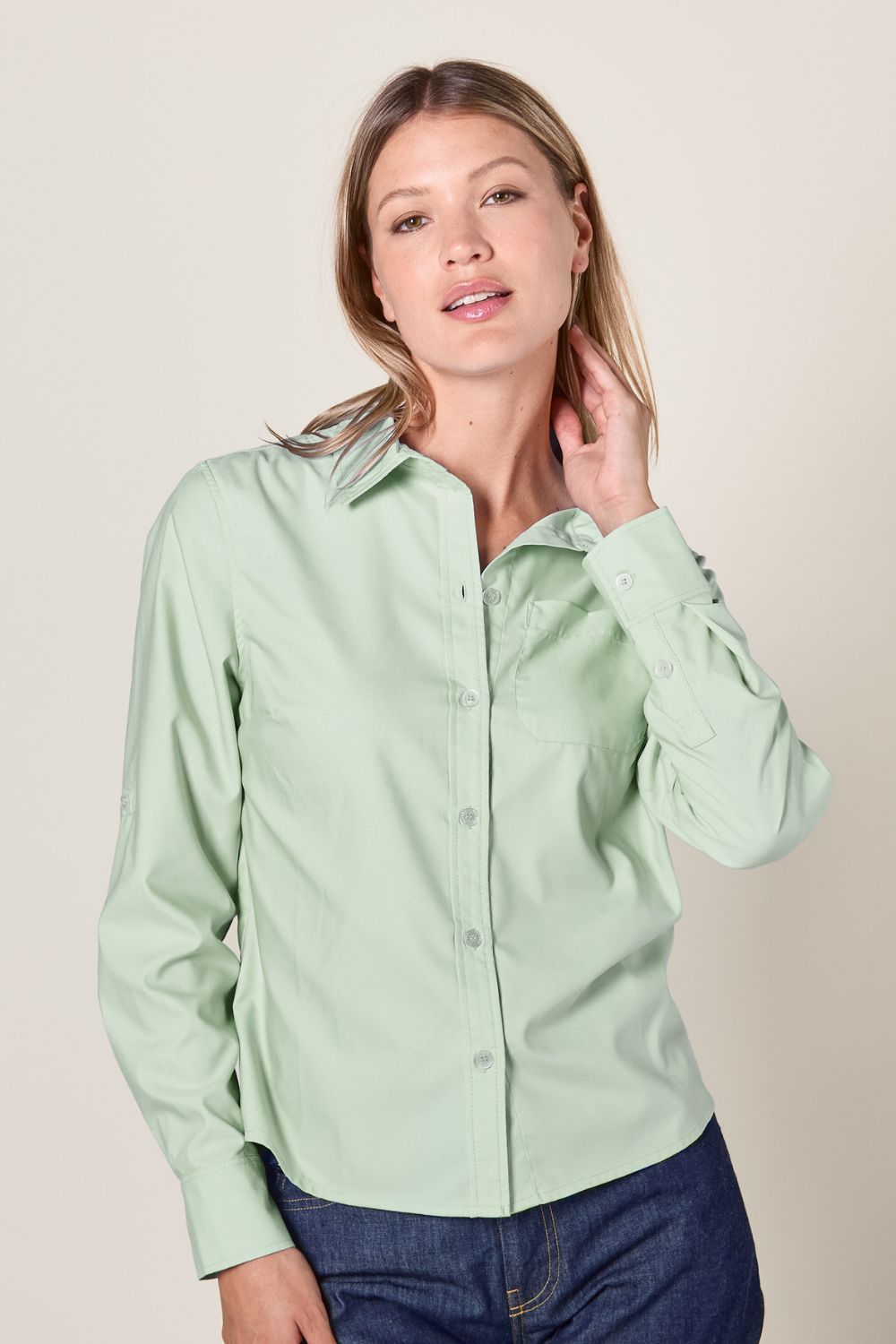 Chemise anti-UV verte Herbe Fraîche pour femme, élégante et légère, offrant une protection solaire UPF50+.