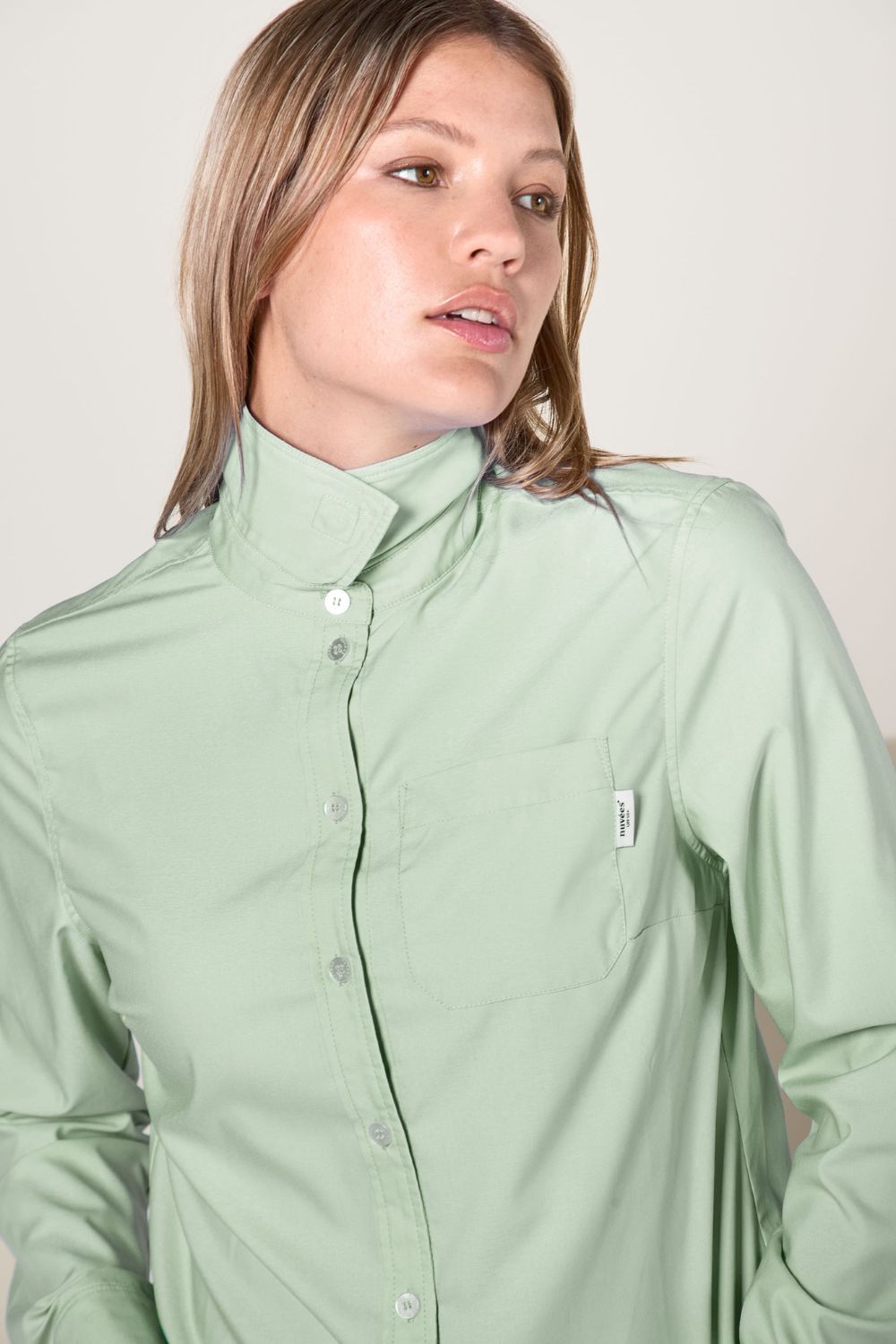 Chemise anti-UV verte UPF50+ pour femme, élégante et légère, idéale pour une protection solaire au quotidien.