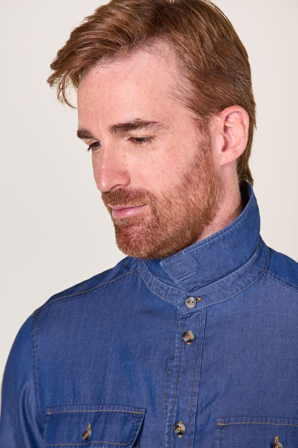 Chemise anti-UV pour homme en denim foncé, avec col relevé et protection solaire UPF50+.