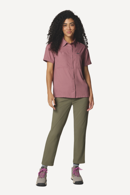 Femme portant une chemise anti-UV rose Columbia, légère et confortable, avec protection solaire UPF50+.