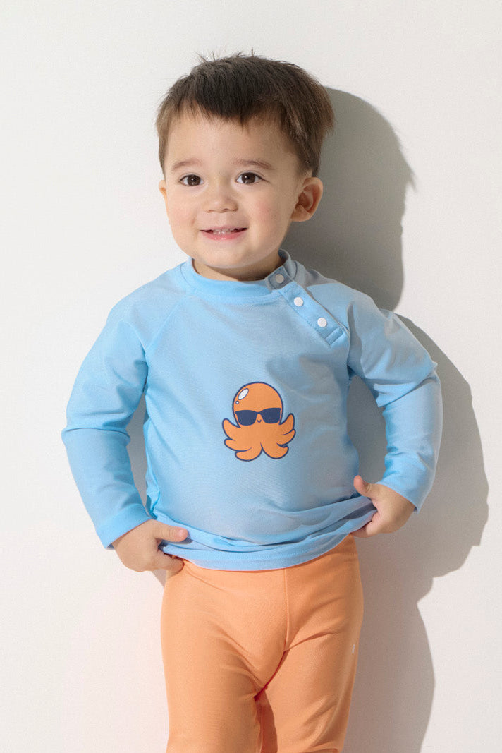 T-shirt de bain anti-UV bleu pour enfant, UPF 50+, avec motif de poulpe, idéal pour jouer au soleil.