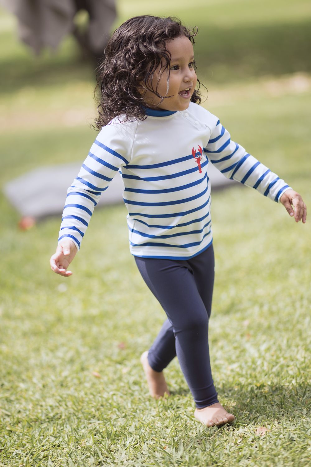 Legging de bain anti-UV enfant, rayé bleu et blanc, UPF50+, idéal pour jouer en extérieur et se protéger du soleil.