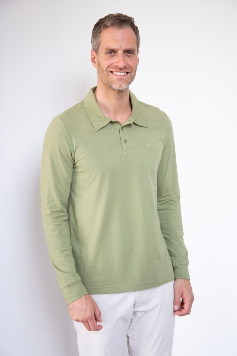 Polo anti-UV léger vert olive pour homme, manches longues, UPF50+, parfait pour une protection solaire quotidienne.