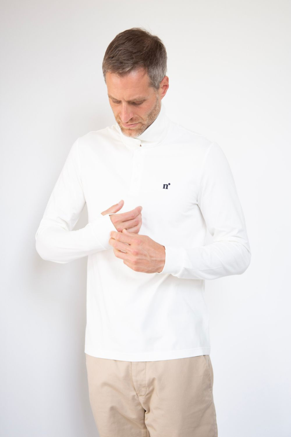 Polo anti-UV blanc UPF 50+ pour homme, léger et élégant, idéal pour une protection solaire au quotidien.