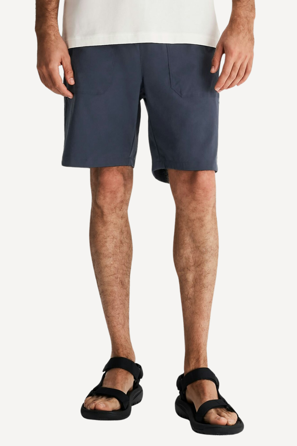 Shorts anti-UV pour homme, bleu marine, offrant confort optimal et protection solaire UPF 50+ pour les activités décontractées.